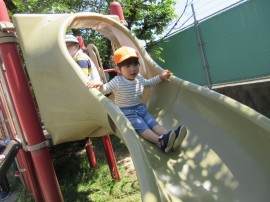 園庭で遊びました(乳児)