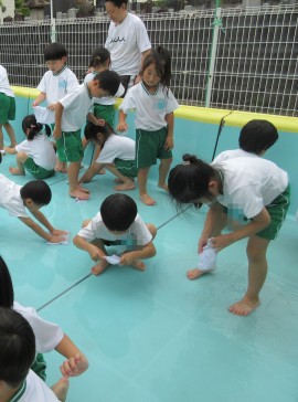 プール掃除、色水遊び(幼児)